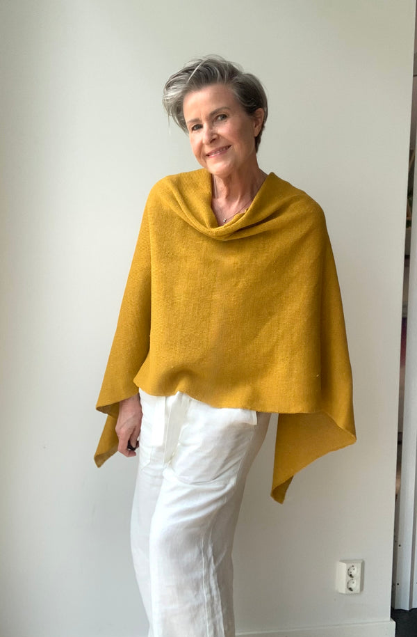 Poncho i lin/bomull strikk - oker