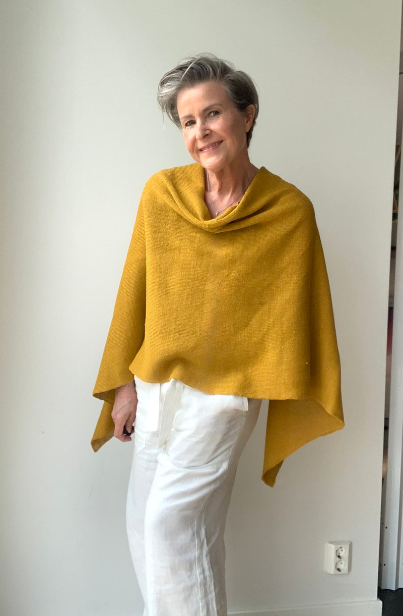 Poncho i lin/bomull strikk - oker
