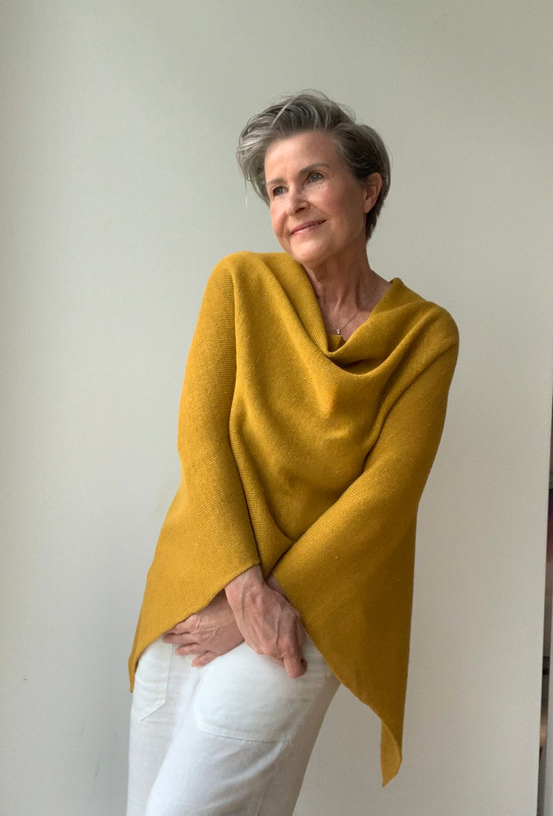 Poncho i lin/bomull strikk - oker