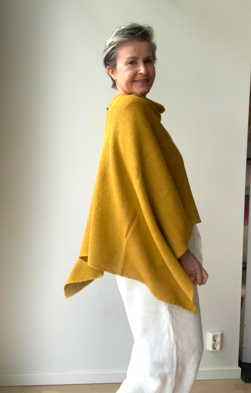 Poncho i lin/bomull strikk - oker