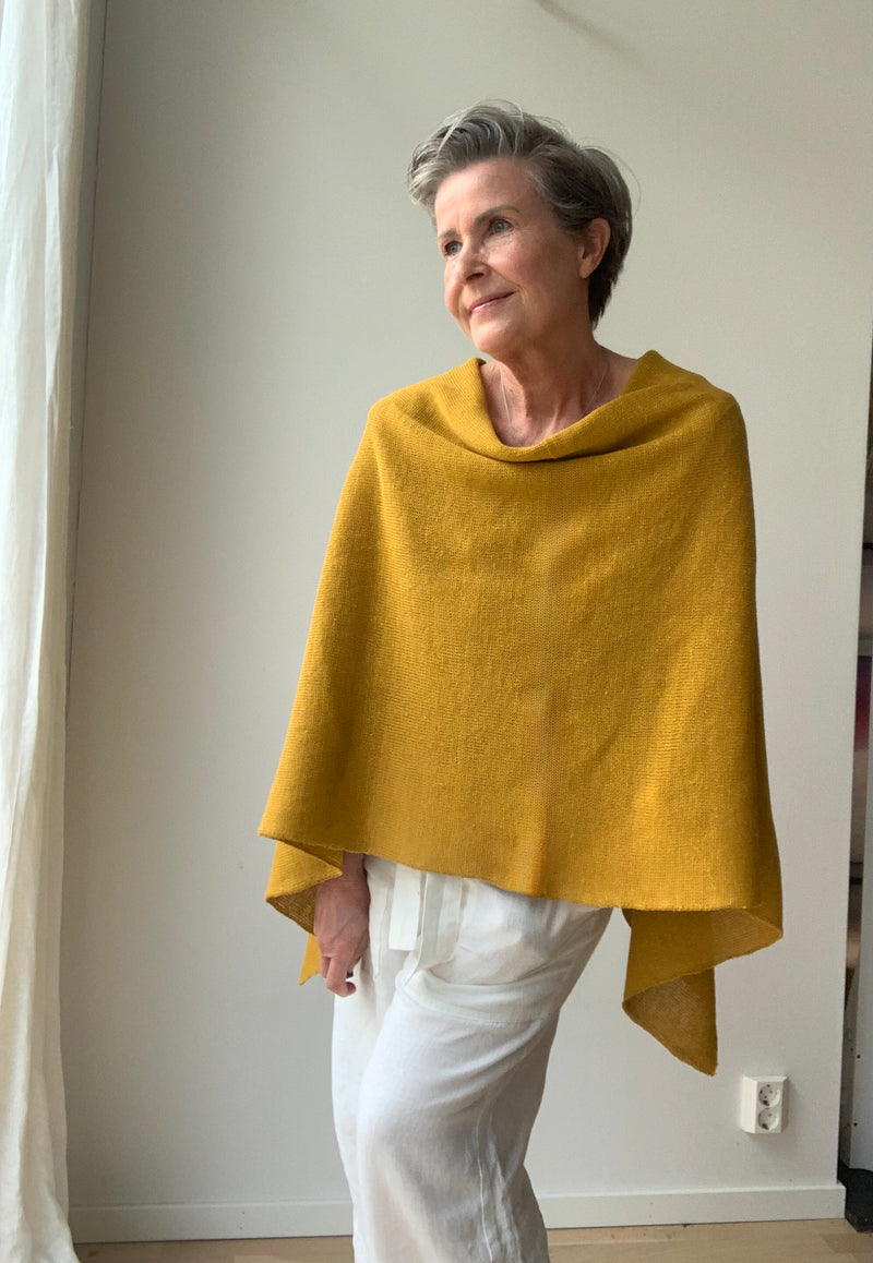 Poncho i lin/bomull strikk - oker